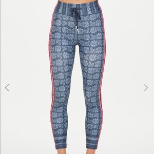 The upside leggings. MIDI pant in indigo